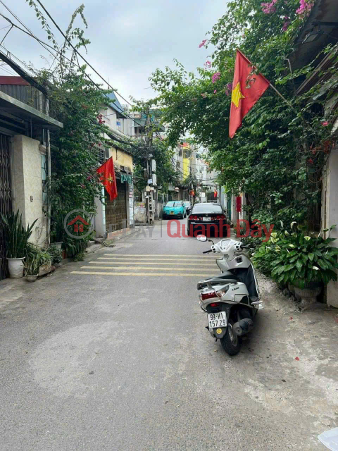 OWNER IS IN NEED OF MONEY SO HAS TO SELL LAND IN PHUC LOI WARD, AREA 36M2, ROAD IN FRONT OF LAND 2M, 5M AWAY _0