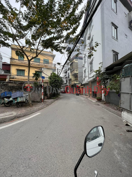 The owner sells quickly, Thach Ban house, very shallow alley, avoid cars, near Aeon mall, 100m*3T, MT7m, 8.2 billion Sales Listings