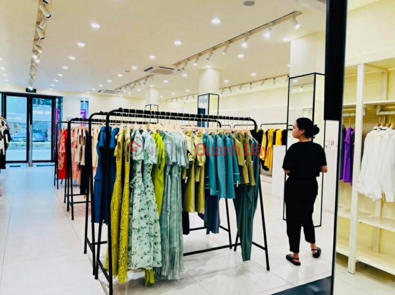 đ 280 tỷ, nhà mặt phố Nguyễn Văn Cừ, mặt tiền 13m, nở hậu, dòng tiền ổn định, full thổ cư