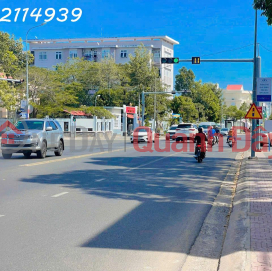 Owner selling at a loss a prime property on Vo Van Kiet street, right next to the hospital and the Provincial People's Committee, 920m2. _0