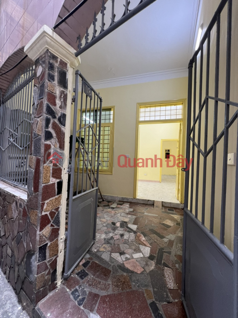 Whole house for rent in De La Thanh. 9 million\/month. _0