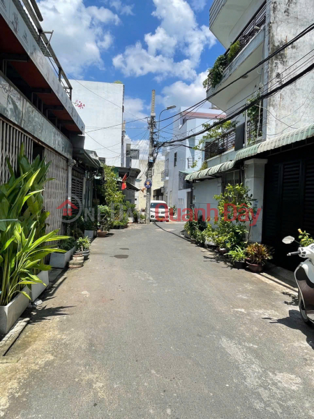 Newly built house (1 year old) - 92m2 - 3 floors (5 bedrooms, including a ground floor room) - Fully furnished with imported furniture - Great price Sales Listings