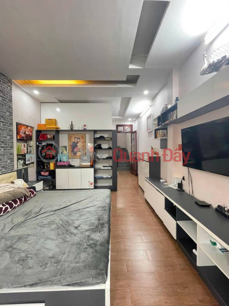 đ 12.2 Billion Kim Giang 54m2, car parking at the door, close to the street, square title, full business function