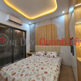 Selling a 3-story house with 3 mezzanines, car access right to the door, located on Ton Duc Thang street - fully furnished with brand new furniture. _0