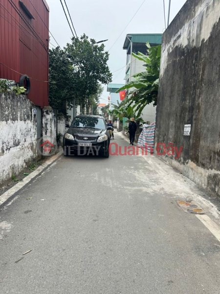 Land owned by the seller - Good price - Beautiful location in Trung Trau, Dan Phuong - Accessible road, car can park right at the door. Sales Listings