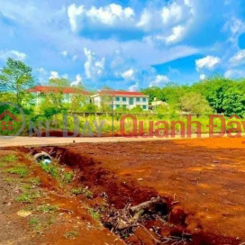 Stuck in business capital to 3586m2 of residential land in Binh Phuoc, next to the industrial park, 18m asphalt road. Price 300 CHILD _0