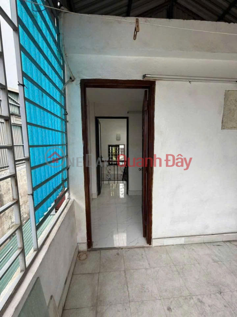 CC needs to rent out a house on Nguyen Luong Bang street, 5 floors x 30m2, 3 bedrooms with en-suite bathrooms, suitable for living or small business. _0