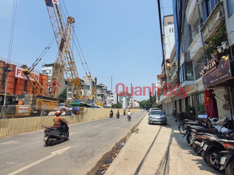 House for sale on Quoc Tu Giam Street, Dong Da District. 30m Approximately 15 Billion. Commitment to Real Photos Accurate Description. Owner Can Thanh _0