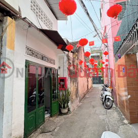 OWNER WANTS TO SELL HOUSE LOCATED IN THE CITY CENTER, CHESSBOARD AREA, ALLEY CONNECTING TO MAC DINH CHI STREET, NHA TRANG. _0