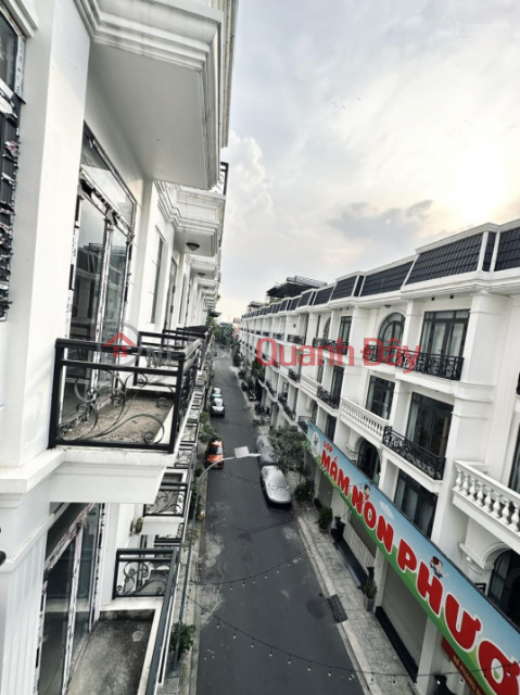 The owner needs to sell Thoai Ngoc Hau house in the center of Tan Phu district. Very nice location, 72m2. Very good price _0