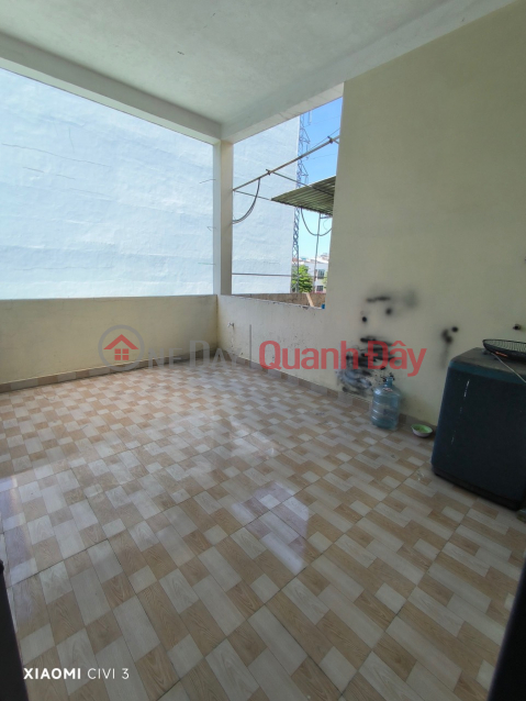 3-storey house for rent on April 30, Hai Chau. Empty living room, suitable for office and nail salon. _0