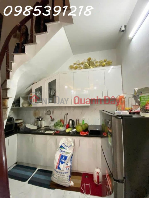 Cô Hoà sống một mình trong căn nhà Tân Mai rộng quá, giờ muốn bán để chuyển về ở cùng con gái. 
DT 36m² x 5 _0