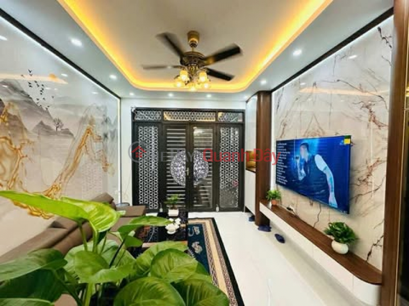 SOLIDLY BUILT - 2 ALLEY FACINGS FRONT AND BACK - 5M STREET FRONT - FULL INTERIOR. Sales Listings