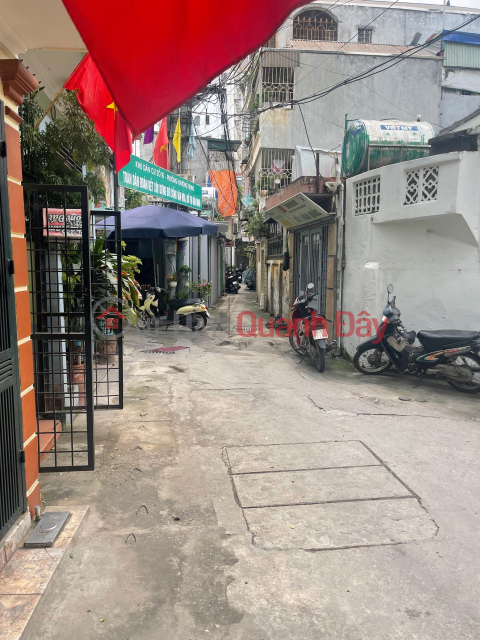 Owner rents out house for business, car parking at the door, car can be parked inside the house _0