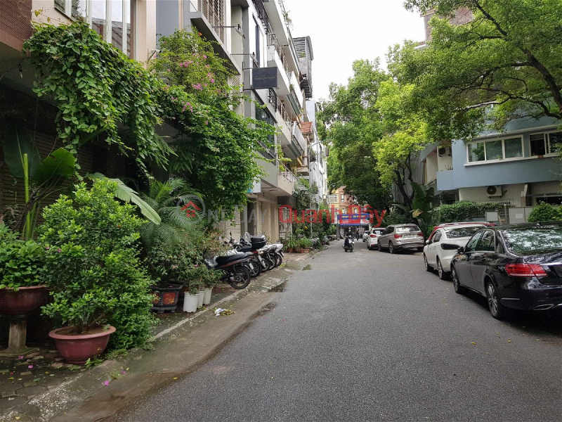 Giang Vo Townhouse for Sale, Ba Dinh District. Book 59m Actual 64m Built 5 Floors Frontage 5.8m Approximately 22 Billion. Commitment to Real Photos Sales Listings