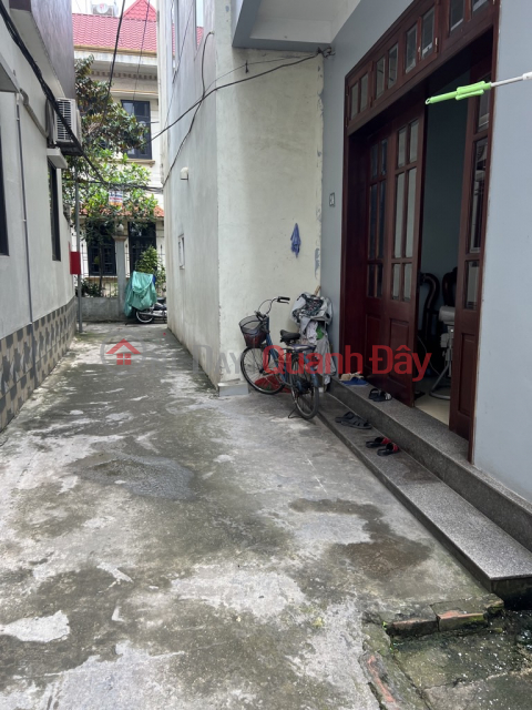 Land for sale in Thanh Am, Thuong Thanh, 33m2, 2 open spaces, car parking at the gate, only a little over 4 billion, negotiable. Contact 0936123469 _0