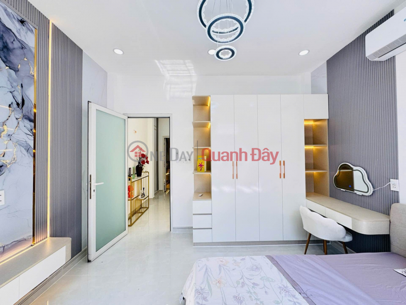 Car parked indoors - High-end interior Sales Listings (5126019395)