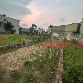 Mr. Tuan, the original owner (F0),asked me to help sell his plot of land in Duc Thuong - with two street frontages, right on the main road. _0