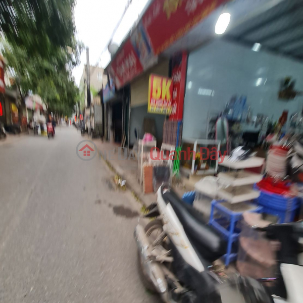 40m2 land in Bat Trang, Gia Lam, with a 15m frontage on a road wide enough for cars to pass each other. Contact 0989894845 Sales Listings