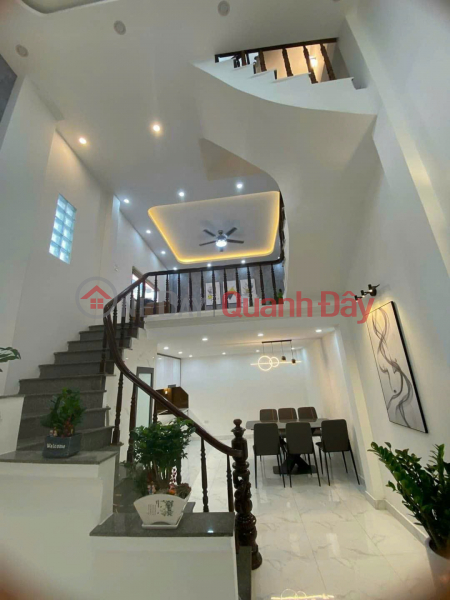 House for sale 4 floors De La Thanh Dong Da. Area 40m2, frontage 4m, price 5 billion. Sales Listings