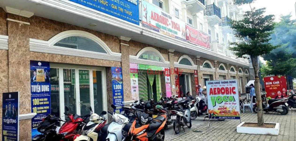 Property Search Vietnam | OneDay | Residential Rental Listings | Direct owner renting out commercial space in Di An, 25m road frontage, 3 floors, 245 m2, 22 million VND\\/month.