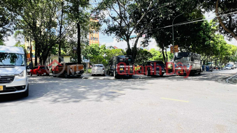 Corner house for sale in Co Linh - resettlement area on Tram street, 100m, 14m frontage, sidewalk, 3 cars can pass each other _0