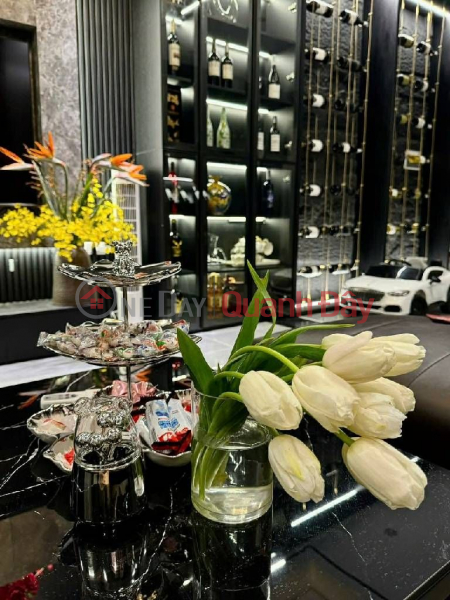 House for sale at 2 Kim Giang, 40m², elevator, car access within 30m, fully furnished. Sales Listings