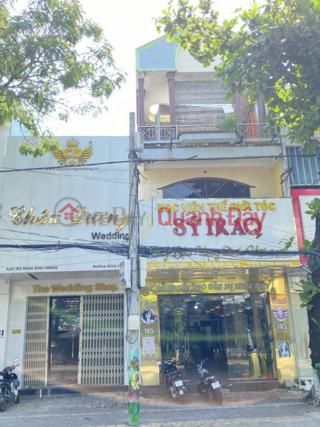 Ms. Tho Chinh, the owner, rents 2 adjacent houses in Quang Ngai City Center Rental Listings