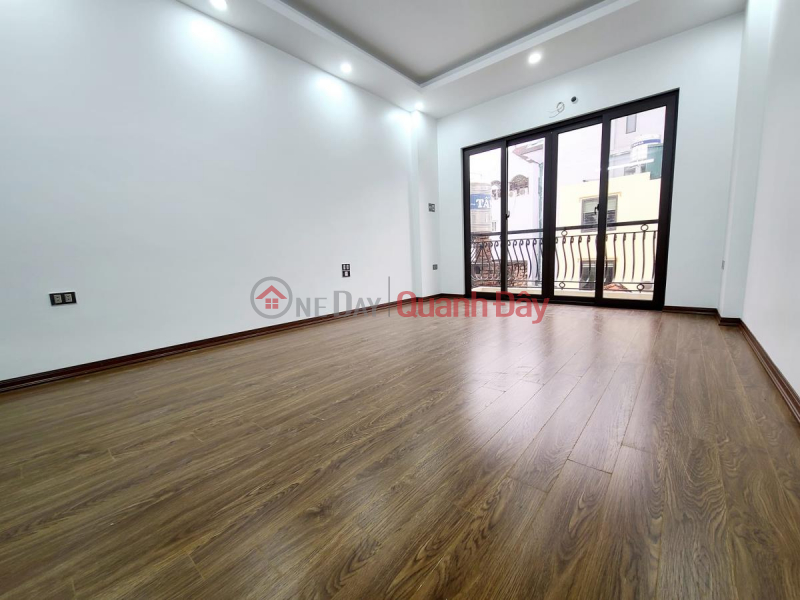 Urgent Sale!!! 5-storey house on Trung Kien street, the owner built a solid front of 6 m, the road in front of the house is parked Sales Listings