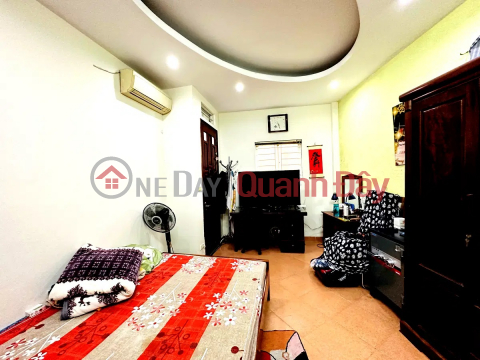 Urgent sale of house on Nguyen Ngoc Vu, Cau Giay, area 42m2, frontage 4.5m, big alley near the street. _0