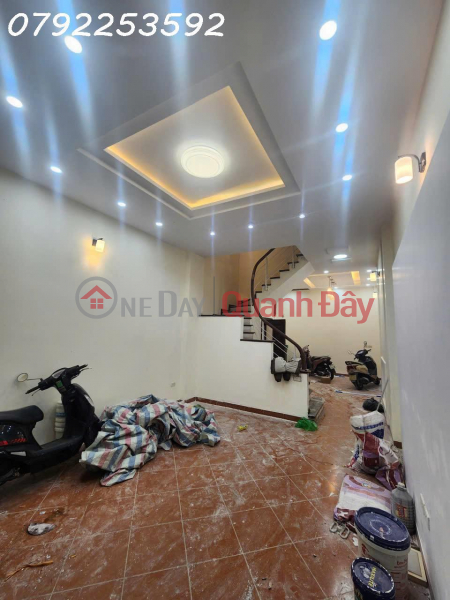 House for sale on De La Thanh Street, Dong Da District. Area 49-52m² x 5 floors. Frontage 4.2m. Selling price 9.5 billion VND. Sales Listings