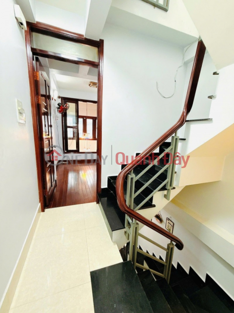 Bán nhà 3pn 3 wc 3 tầng sân thượng nhà mới dọn vào ở Nguyễn Thị Tần _0