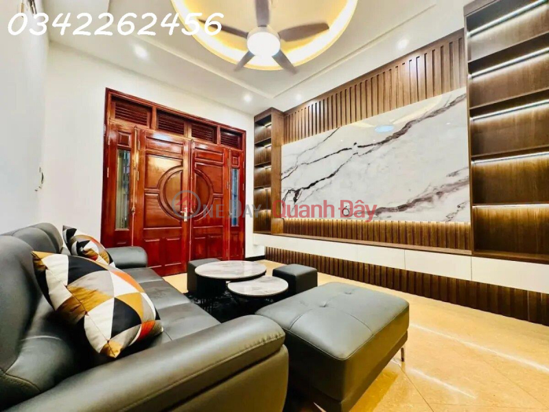 Townhouse for sale in Ton Duc Thang, Dong Da, 5-storey new house, fully furnished, car included, about 6 billion. Sales Listings