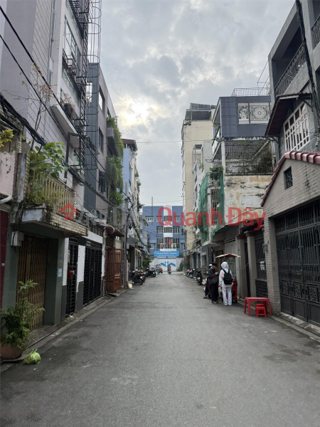 đ 9 Billion **House for sale in an 8m wide alley off Pham Van Hai Street, Ward 3, Tan Binh District, 5x17m, near Pham Van Hai market.**