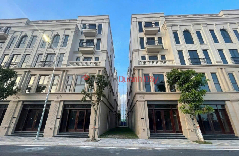 đ 27.6 Billion, Semi-detached villas for sale in Vinhome Global Gate Co Loa - Adjacent to a flower garden and near a 32-hectare lake.