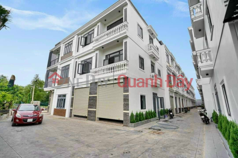 3-storey house with area of 240m2 right at Binh Chanh Market 3 billion 80 million VND _0