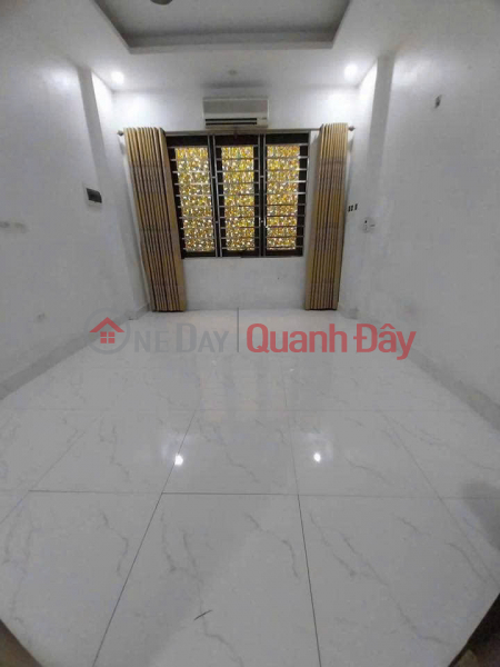 CC needs to rent out a house on Nguyen Luong Bang street, 5 floors x 30m2, 3 bedrooms with en-suite bathrooms, suitable for living or small business. Rental Listings