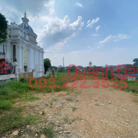 SUBURBAN RESORT WITH STREET FRONTAGE AND LAKE VIEW _0