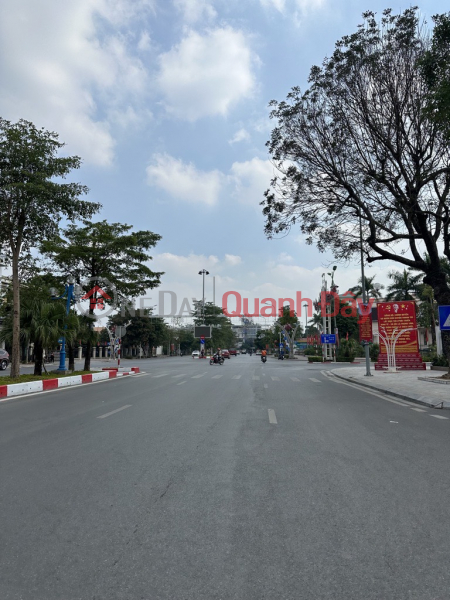 CLASSIC A - CAR PARKING AT THE DOOR - NEAR THANH TRI DISTRICT ADMINISTRATIVE CENTER - COOL AIR REGULATORY LAKE - HUGE FRONTAGE Sales Listings