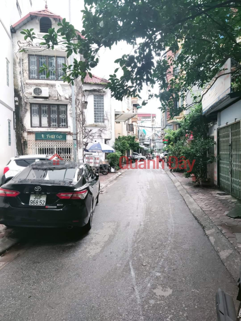 THREE FAMILY HOUSE FEAR OF BUSINESS STREET - RARE -RED CAR - 6 storeys MODERN HOUSE _0