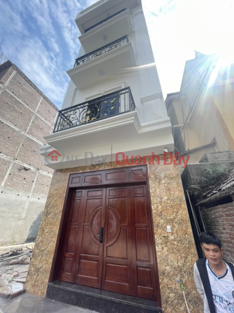 CORNER LOT, EVERY ROOM HAS WINDOWS - 30M FROM CAR - BEAUTIFUL NEW HOUSE, AVAILABLE IMMEDIATELY _0