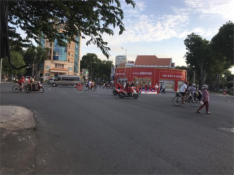 Property Search Vietnam | OneDay | Retail | Rental Listings, Space for rent next to the intersection of 5 Le Lai, crowded tpvt