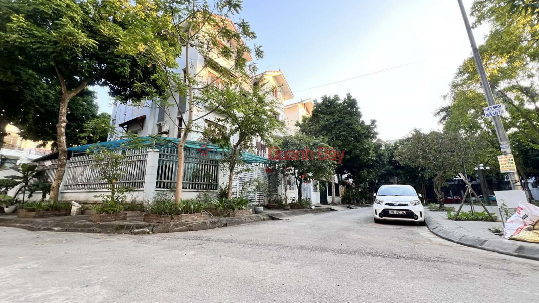 Corner villa in Sai Dong, with sidewalks on three sides, car access, and a view of the green park. Sales Listings