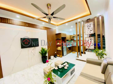 BEAUTIFUL NEW HOUSE ON NGUYEN TRAI STREET NEXT TO ROYAL CITY INTERSECTION 5 FLOORS Area: 30M2 RED BOOK T2: 35M2 3 BEDROOM MT: 3.8M _0