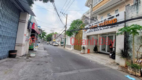 LONG OLD OWNER SELLS LAND TO GIVE A HOUSE - CAR ALWAYS NEAR THE STREET FRONT _0