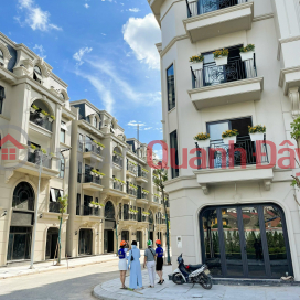 The only one-of-a-kind opportunity to settle in the inner city core in Hong Bang, Hai Phong. Royal River City is ready to welcome the owner. _0