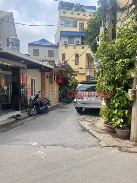 Owner rents out house for business, car parking at the door, car can be parked inside the house Vietnam, Rental đ 10 Million/ month