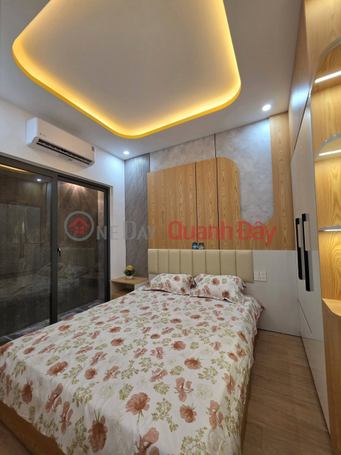 Selling a 3-story house with 3 mezzanines, car access right to the door, located on Ton Duc Thang street - fully furnished with brand new furniture. _0