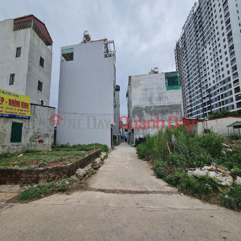 Selling a 3-story house in Dang Xa, Gia Lam, priced at only 3 billion VND for 60m2 of land. Contact 0989894845 _0