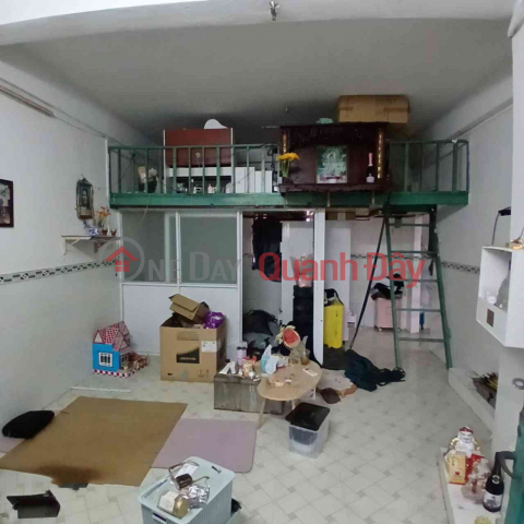 L2389* Sneaking out to view this apartment in District 6 because it's so cheap! _0